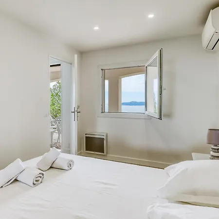 Bright With Terrace And Sea View Le Lavandou