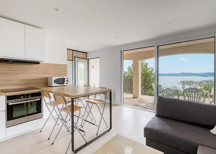 Bright With Terrace And Sea View Le Lavandou