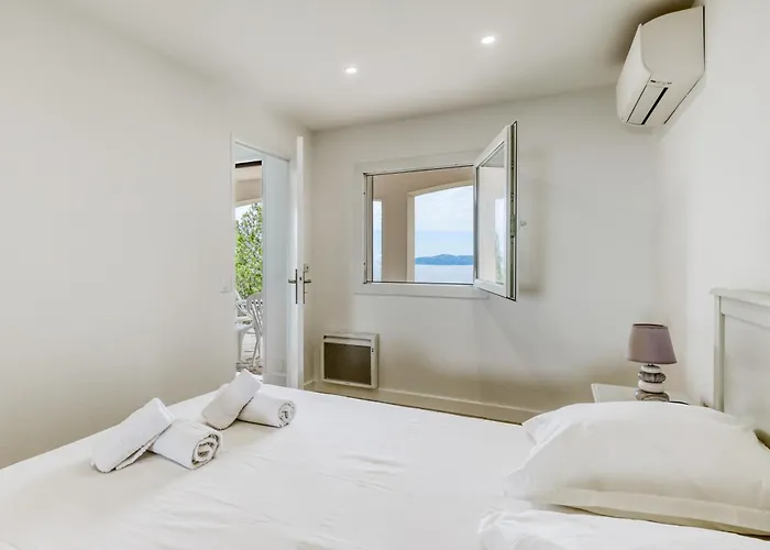 Bright With Terrace And Sea View Le Lavandou