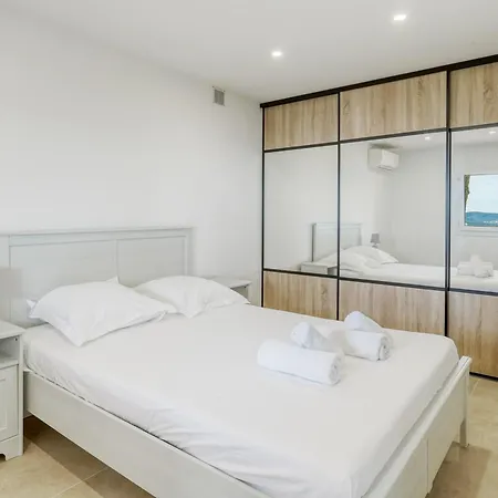 Lejlighed Bright With Terrace And Sea View Le Lavandou