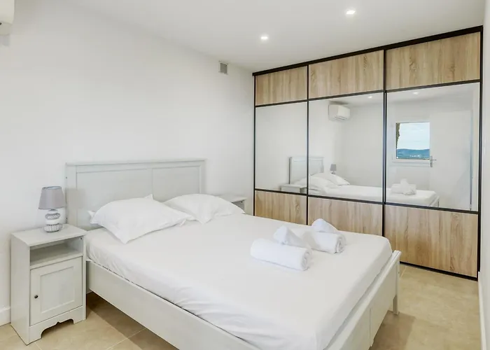 Апартаменты Bright With Terrace And Sea View Ле-Лаванду