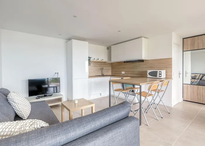 Bright With Terrace And Sea View Апартаменты *