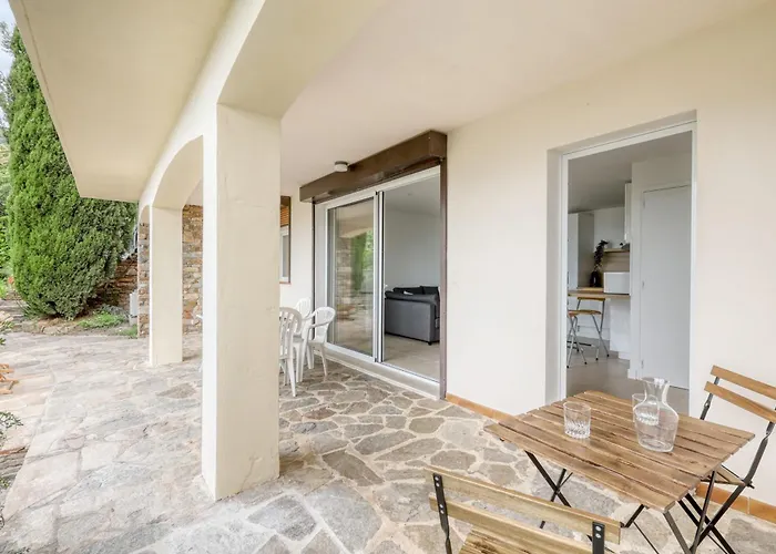 Lägenhet Bright With Terrace And Sea View Le Lavandou